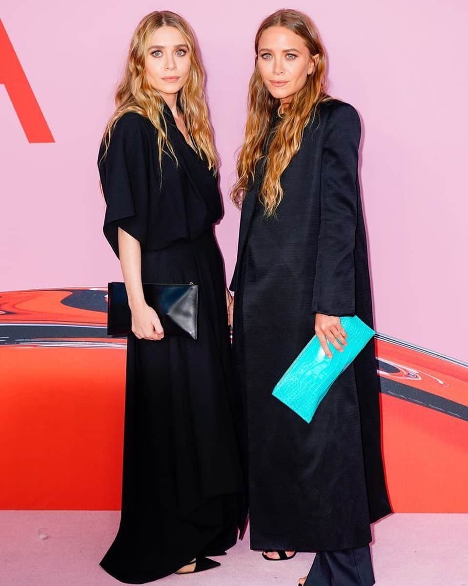 ELLE UKさんのインスタグラム写真 - (ELLE UKInstagram)「Mary-Kate and Ashley Olsen take black tie dressing 𝙫𝙚𝙧𝙮 seriously. LINK IN BIO for all the looks from the CFDA Fashion Awards #olsentwins」6月4日 19時12分 - elleuk