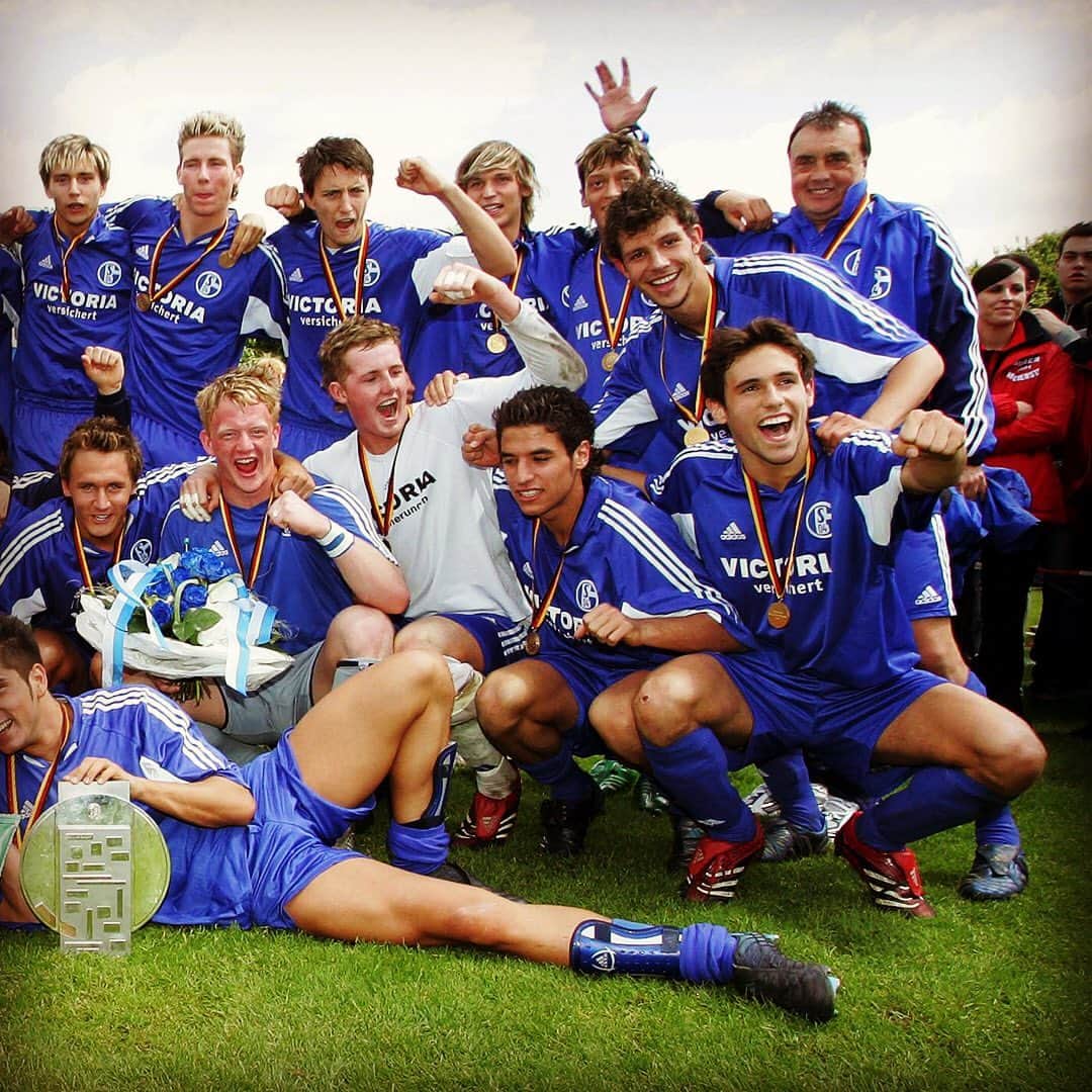 シャルケ04さんのインスタグラム写真 - (シャルケ04Instagram)「#OnThisDay in 2006, our U19s became German Champions 🏆 Which players do you recognize? 🧐 . . @knappenschmiede #Schalke #S04 #Football #Soccer #Knappen #Throwback #WirLebenDich #🔵⚪️」6月4日 19時12分 - s04