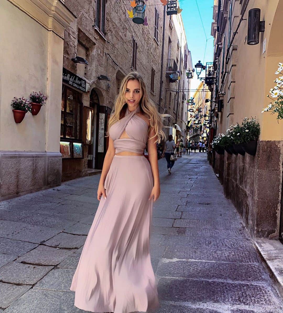 Weronika Bielikさんのインスタグラム写真 - (Weronika BielikInstagram)「I come back to the places where we found love 🇮🇹 ❤️ Dress: @hotmiamistyles  1 or 2?」6月4日 19時24分 - veronicabielik