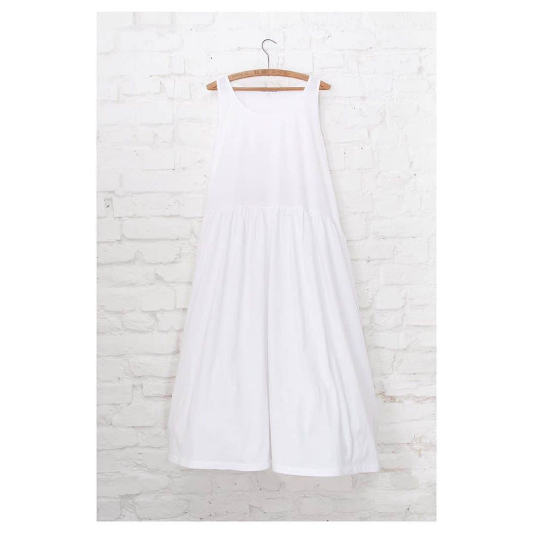 キャベジズ&ローゼズのインスタグラム：「A very perfect summer dress 😎 The Long Ella Dress is a maxi-length A-Line frock made from 100% organic cotton 💖 She is a wonderful cover-up for the beach and is also great when styled with a t-shirt and a petticoat for strolls to the shops #maxidresses #organiccotton #organicdress #whitesummerdress #sleevelessdress #organicfashion #slowfashionstyle #ecostyle #cabbagesandroses #cabbagesandrosesfashion @christina_strutt @cabbagesandroses_shop 👆Link In Bio👆」