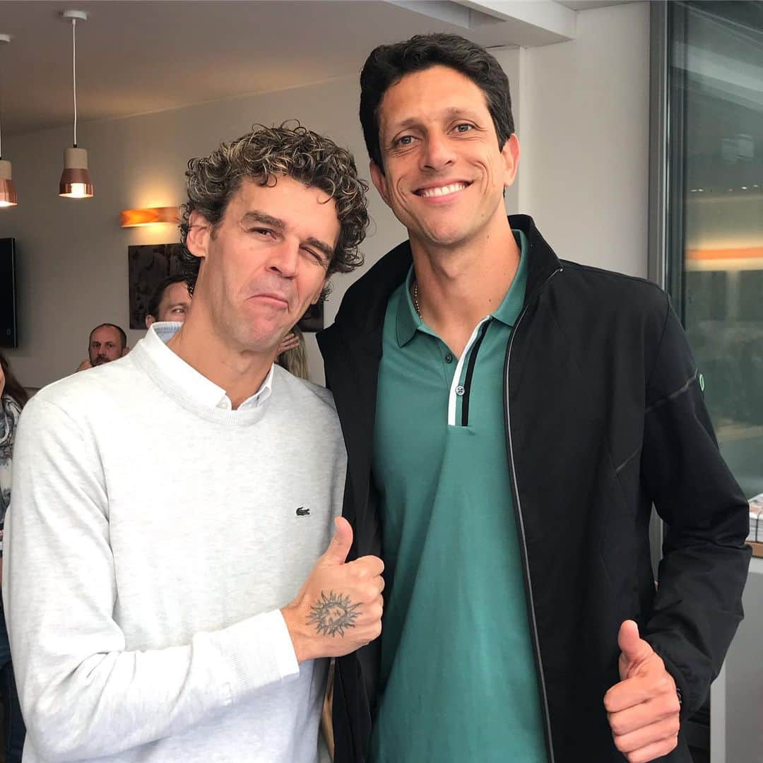 マルセロ・メロさんのインスタグラム写真 - (マルセロ・メロInstagram)「É sempre muito legal encontrar com o Guga, ainda mais aqui em Roland Garros, um torneios especial p nós !! A 🦒 e o 🐴 :) !! Brazilian #zoo .  @rolandgarros @gugakuerten」6月4日 19時20分 - marcelomelo83