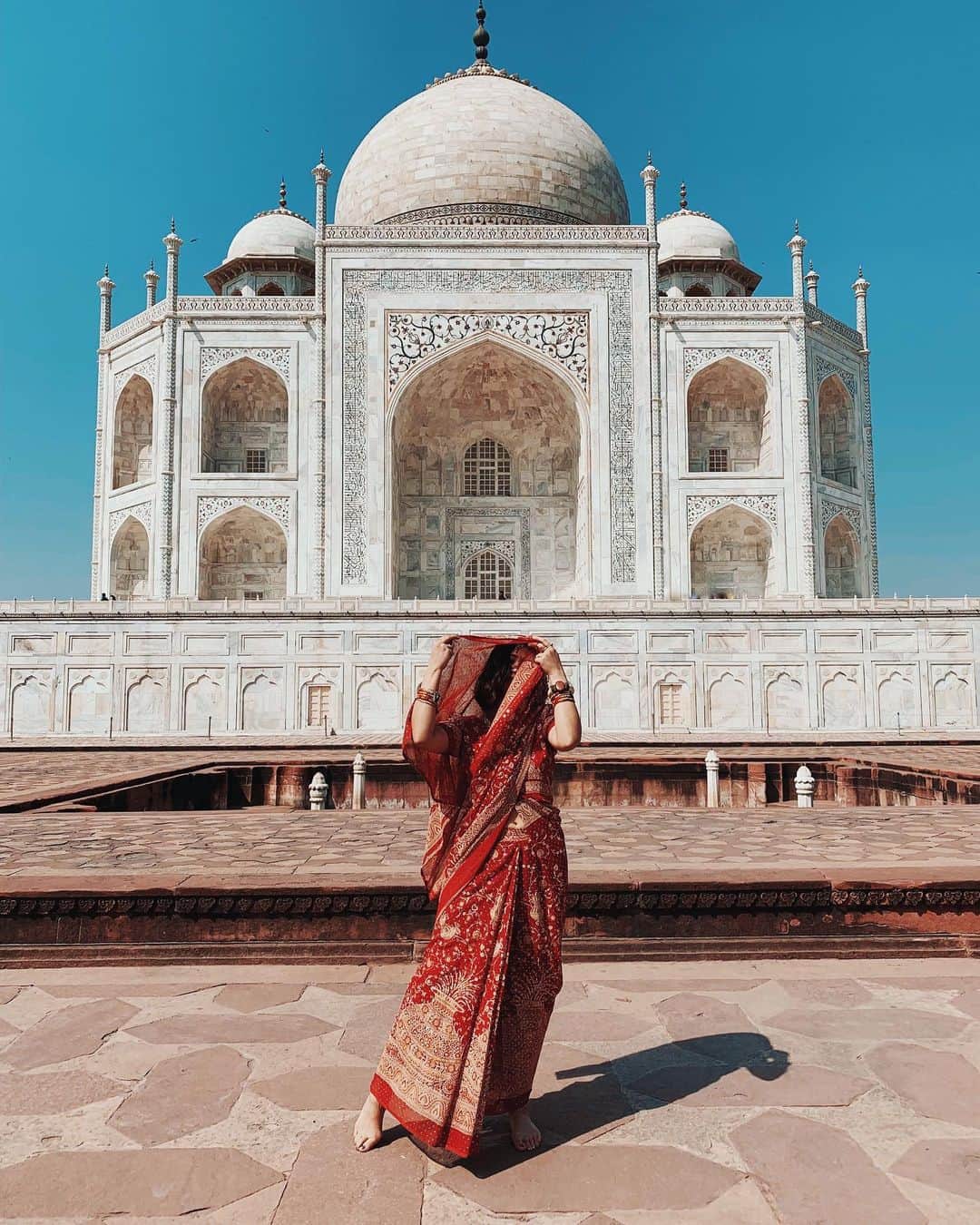 YOKOのインスタグラム：「Taj Mahal🕌 . . これはサイド側、 どの面から見ても美しくて圧倒されました✨ #床めっちゃ熱いやつ . . そろそろインド写真投稿します🇮🇳 温めすぎた(笑) . . . さて、今日はなんの日でしょ〜？😉急に(笑) . . #tajmahal#india」