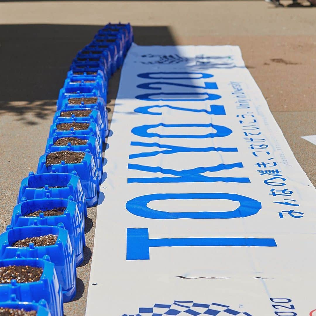 2020年東京オリンピックさんのインスタグラム写真 - (2020年東京オリンピックInstagram)「Pupils of Rinkai Aomi Special Support School learned how to sow the Japanese Morning Glory seeds for #Tokyo2020 🌱 The flowers will be used in place of traditional partitions to create natural barriers at spectator screening areas in front of Tokyo 2020 venues. These flowers will welcome visitors from all around the world during Games.  We hope you can see the #flowers #花 pupils planted when you are here next year❣️ . | Photo by Tokyo 2020」6月4日 19時23分 - tokyo2020