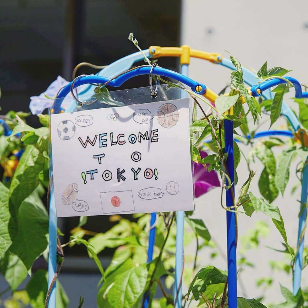 2020年東京オリンピックさんのインスタグラム写真 - (2020年東京オリンピックInstagram)「Pupils of Rinkai Aomi Special Support School learned how to sow the Japanese Morning Glory seeds for #Tokyo2020 🌱 The flowers will be used in place of traditional partitions to create natural barriers at spectator screening areas in front of Tokyo 2020 venues. These flowers will welcome visitors from all around the world during Games.  We hope you can see the #flowers #花 pupils planted when you are here next year❣️ . | Photo by Tokyo 2020」6月4日 19時23分 - tokyo2020