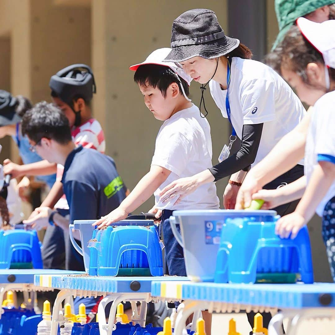 2020年東京オリンピックさんのインスタグラム写真 - (2020年東京オリンピックInstagram)「Pupils of Rinkai Aomi Special Support School learned how to sow the Japanese Morning Glory seeds for #Tokyo2020 🌱 The flowers will be used in place of traditional partitions to create natural barriers at spectator screening areas in front of Tokyo 2020 venues. These flowers will welcome visitors from all around the world during Games.  We hope you can see the #flowers #花 pupils planted when you are here next year❣️ . | Photo by Tokyo 2020」6月4日 19時23分 - tokyo2020