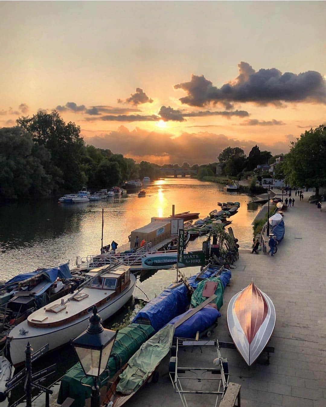 @LONDON | TAG #THISISLONDONさんのインスタグラム写真 - (@LONDON | TAG #THISISLONDONInstagram)「Chasing the sun in #Richmond ☀️💛☀️ Lovely shot from @veevs 🔥👌🏼 Who needs this right now?! 👇🏼👇🏼 // #thisislondon #london」6月4日 19時26分 - london