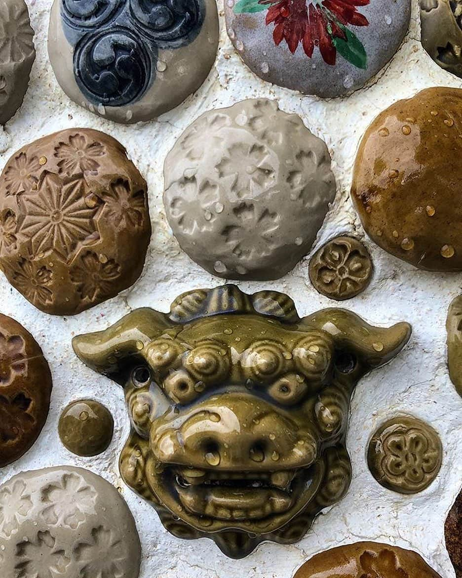 Be.okinawaさんのインスタグラム写真 - (Be.okinawaInstagram)「Yachimun is the word for pottery in the Okinawan language. Make your own at the pottery classes available around the island! 📷:@okinawa_life  #shisa #okinawanpottery #琉球獅子 #琉球陶器 #시사 #도자기 #シーサー #やちむん #okinawashisa #traditionalpottery #beokinawa #visitokinawa」6月4日 19時26分 - visitokinawajapan