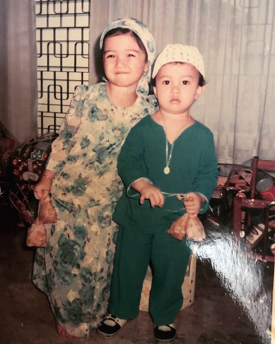 ラライン・シャーのインスタグラム：「Dibesarkan dengan adat Melayu tiap lebaran mengenakan baju kurung! Tak lupa makan dan bikin ketupat di rumah. Masih ingat saat ini seneng banget soalnya baju ama kerudung sama persis sama Nek Unung (neneknya ayah orang Melayu Batubara) yang pada waktu itu umurnya sudah 90 tahun! Sebelum buka hamper diminta 📸 dulu sama Papa sambil megang ketupat Atok (Kakekku dari Malaysia) ama meluk adik. “Say cheese Kakak”, seru Papa. Keliatan banget senyumnya kepaksa 😂. Selamat Hari Raya yah teman teman. Semoga sudah bisa ada waktu relaksasi with the nearest and dearest❤️ Maaf Lahir dan Bathin dari saya dan segenap keluarga saya. #ketupat #bajukurung #idulfitri #throwback #eidmubarak」