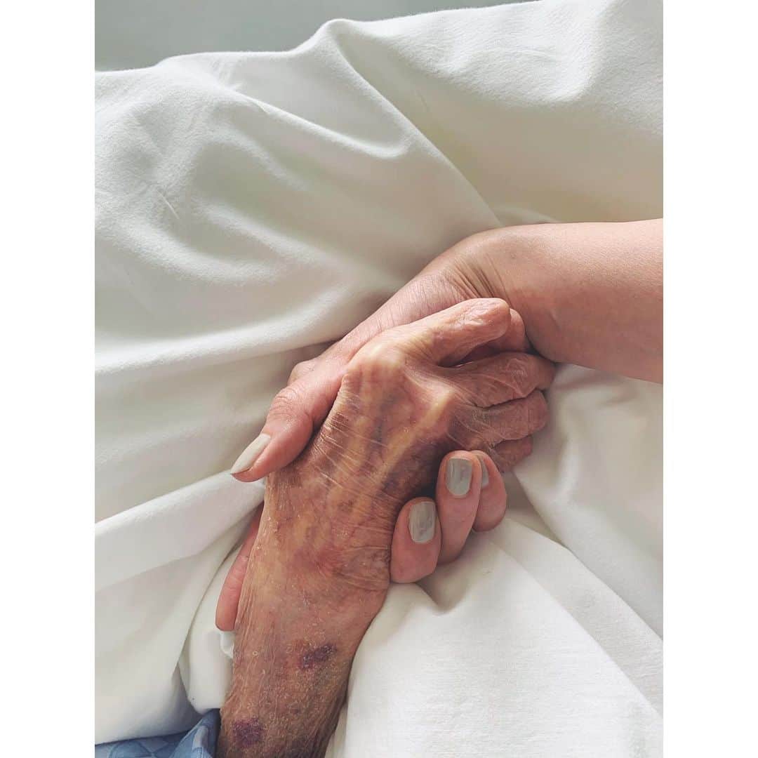樹神さんのインスタグラム写真 - (樹神Instagram)「私の手をしっかり握って離さない。  おばあちゃんの手は思いのほか力強くて、カサカサして、ぬるいけどしっかり体温があります。  会話が噛み合う瞬間は少ないですが、絞り出すような短い声をみんなで聞き取って、たくさんおしゃべりしてきました。  転院した病院がとてもあたたかな場所で良かった。  優しい人達の声が聞こえてきます。  ありがとうございます。  #お見舞い#祖母#手#また会いに行きます#grandma#hand」6月4日 19時32分 - kotamaofficial