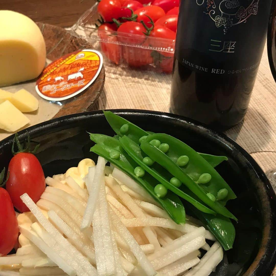 小谷あゆみのインスタグラム：「訪ねた畑で自分で掘った大根をサラダに（蒜山）、取材した直売所のスナップえんどう（御殿場市）を茹でて、 久しぶりにお会いした生産者に無理矢理トマトを持って来てもらってリュックに背負って持ち帰った野菜たち！さらに 蒜山ジャージーのチーズと蒜山ワイン🍷で晩ごはん〜 友産友消 CSA はどんなブランドにも代え難い #家ごはん」