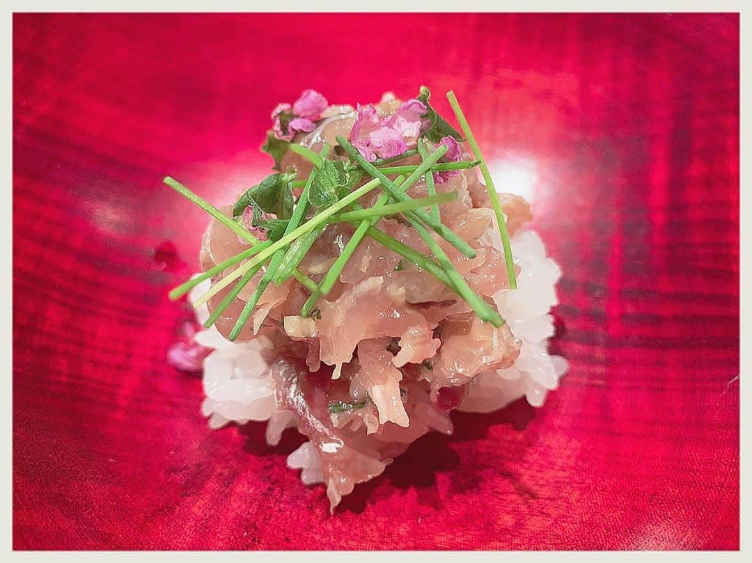 知華さんのインスタグラム写真 - (知華Instagram)「2019.06.04 なめろう寿司🍣 寿司だけど、この日は和食。 なめろう好きです。  #センチュリーコート  #なめろう #和食  #tomocagourmet  #二重橋 #馬場先門  #明治生命館」6月4日 19時42分 - tomoca1204