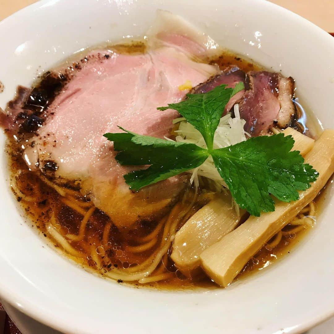 新田朝子さんのインスタグラム写真 - (新田朝子Instagram)「出張2日目に #ラーメン激戦区 で念願の #ラーメン を食べました💜 . 鴨と鳥のバランスの良いうまみに脂の甘みも感じられるスープで、毎回行列ができていた理由もわかりました。麺は、細麺の歯切れの良く、ほのかに香るゆずも良いアクセントになっていて、ラーメン全体の完成度が高い！！次は迷いに迷った貝出汁の方を食べてみたい😌✨ . #ラーメン激戦区福島 #大阪グルメ #出張飯 #ラーメン好き #ラーメン女子 #ラーメンスタグラム #麺活 #グルメ好きな人と繋がりたい #ラーメン好きな人と繋がりたい #osaka #fukushima #ramen #noodles #japanesefood #noodlelover #🍜 #🍥 @moemen423」6月4日 19時36分 - asako.nitta