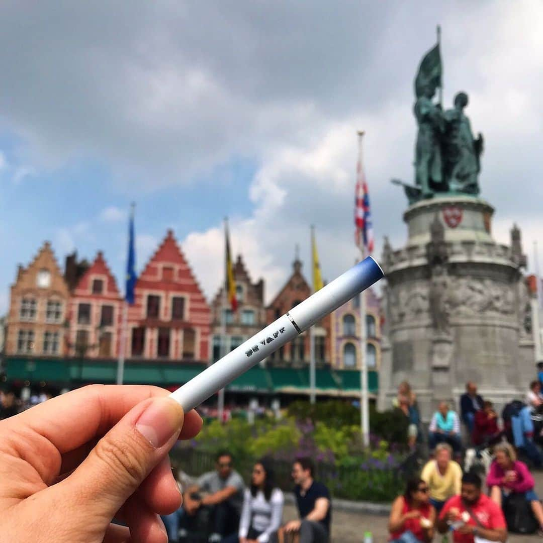 DR.VAPEさんのインスタグラム写真 - (DR.VAPEInstagram)「屋根のない美術館と称される中世の街、ブルージュ🇧🇪何処も彼処も、おとぎ話に出てくるような素敵な街並みでDR.VAPEもうっとり✨ * * #DRVAPE#VAPE#bruges#belgium#belgique#middleages#travelgram#traveltotheworld#instagood#travel #ドクターベープ#べイプ#ブルージュ#ベルギー#中世#中世の町#かわいい#散策#タビジョ#世界旅行#健康#旅好きな人と繋がりたい#禁煙#禁煙グッズ#タバコ#禁煙したい#旅好き#ヨーロッパ旅行#おしゃれさんと繋がりたい」6月4日 19時40分 - dr.vape_official