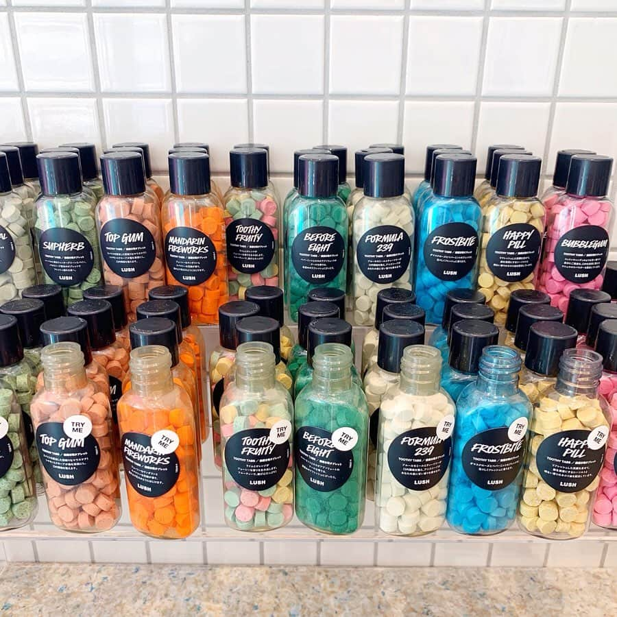 andGIRLさんのインスタグラム写真 - (andGIRLInstagram)「6月1日にオープンしたアジア最大規模の﻿ 旗艦店「LUSH 新宿店」に行ってきました❣️﻿ ﻿ とにかく広い店舗内には﻿ 限定アイテムが 600種以上も✨﻿ 定番商品も含めると﻿ 1200種以上の商品がズラリ👀﻿ 他にはない豊富な品揃えに、﻿ とにかくテンションが上がります😍﻿ 新メイクアップラインや、﻿ 書籍・レコード、フラワーサービスなど﻿ LUSH 新宿店でしか体験できない﻿ サービスも大充実🙌🏻！﻿ ﻿ ハンドメイド体験ができるスポットに﻿は 音がでるシャワージェリー、﻿ 回転寿司風に運ばれてくるアイテムなど﻿ LUSHらしい遊び心が満載です💕﻿ ﻿ LUSHの魅力がたっぷり詰まっているので﻿ 普段愛用している方はもちろん、﻿ あまり使った事がない、、、という方も﻿ 立ち寄ってみてはいかがでしょうか☺️♩﻿ ﻿ ﻿ #LUSH #ラッシュ #LUSH新宿店﻿ #LushShinjuku #newopen﻿ #Lushflower #スキンケア﻿ #ボディケア #コスメ #レコード﻿ #andgirl #アンドガール」6月4日 19時51分 - andgirl_jp