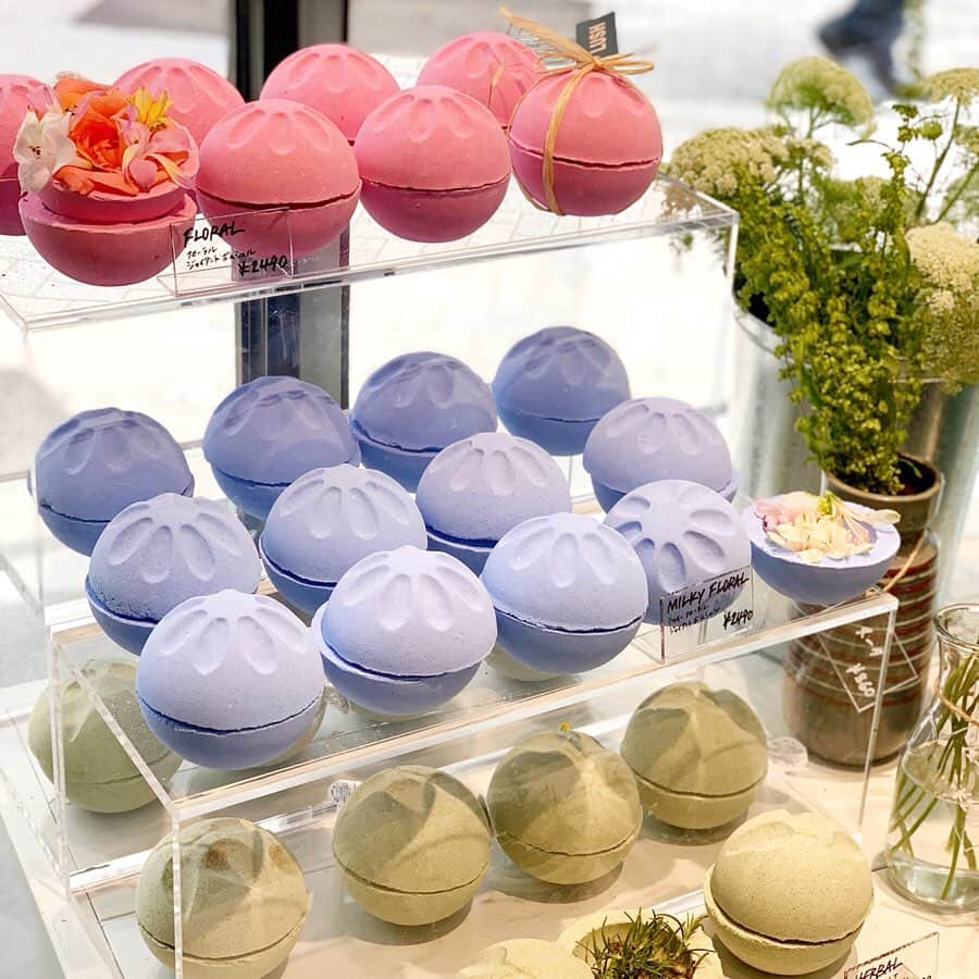 andGIRLさんのインスタグラム写真 - (andGIRLInstagram)「6月1日にオープンしたアジア最大規模の﻿ 旗艦店「LUSH 新宿店」に行ってきました❣️﻿ ﻿ とにかく広い店舗内には﻿ 限定アイテムが 600種以上も✨﻿ 定番商品も含めると﻿ 1200種以上の商品がズラリ👀﻿ 他にはない豊富な品揃えに、﻿ とにかくテンションが上がります😍﻿ 新メイクアップラインや、﻿ 書籍・レコード、フラワーサービスなど﻿ LUSH 新宿店でしか体験できない﻿ サービスも大充実🙌🏻！﻿ ﻿ ハンドメイド体験ができるスポットに﻿は 音がでるシャワージェリー、﻿ 回転寿司風に運ばれてくるアイテムなど﻿ LUSHらしい遊び心が満載です💕﻿ ﻿ LUSHの魅力がたっぷり詰まっているので﻿ 普段愛用している方はもちろん、﻿ あまり使った事がない、、、という方も﻿ 立ち寄ってみてはいかがでしょうか☺️♩﻿ ﻿ ﻿ #LUSH #ラッシュ #LUSH新宿店﻿ #LushShinjuku #newopen﻿ #Lushflower #スキンケア﻿ #ボディケア #コスメ #レコード﻿ #andgirl #アンドガール」6月4日 19時51分 - andgirl_jp