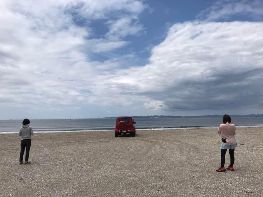 竹岡圭さんのインスタグラム写真 - (竹岡圭Instagram)「海に着いたらドンドン晴れてきましたよー晴れてきましたっ☀️の撮影😊晴れ女の面目躍如です👍 女子旅と称して、先川知香ちゃんと中島仁菜ちゃんと一緒に、佐々木薫リーダーを囲んでみましたー💖この模様はオンリーメルセデスをお楽しみにー🙌」6月4日 19時43分 - kei_takeoka