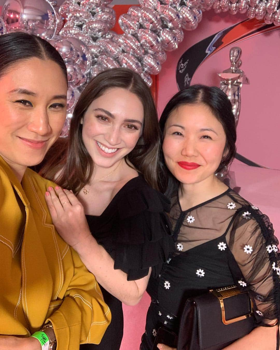 エヴァ・チェンさんのインスタグラム写真 - (エヴァ・チェンInstagram)「❤️ my team @emilie @ginnynam! Especially when they come to events like the @cfda awards with me to help quell my secret social anxiety 😬. Usually when I go to these events alone the first place I go is the bathroom so I can hide from people for a bit. The first year I went to Met Gala (alone), I spent the first 20 minutes in the bathroom 😂😂」6月4日 19時45分 - evachen212