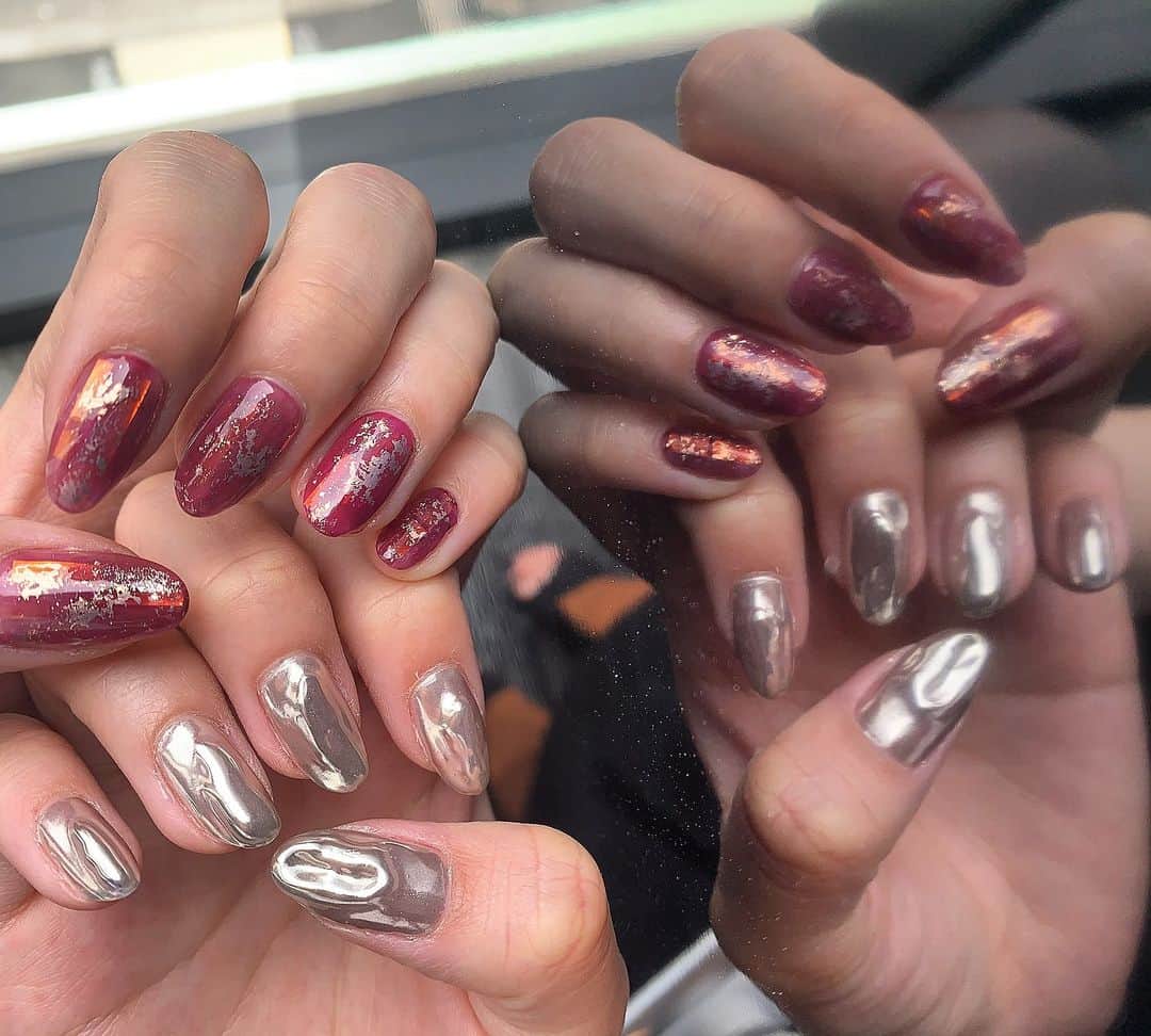 RUBY&ONYX by Kanako Miuraのインスタグラム：「夏らしいちぐはぐネイル🥰 ・ 6/5 14:30〜,17:00〜,18:30〜 6/6 18:30〜  ご案内可能でございます🥰 その他のお時間もご相談くださいませ。  お子様もお隣に座れるペアルームや個室もございます💡 ・ ・ ・ 🌿月額制もやってます🌿 ○プレミアム会員(ハンド&フット)¥29,800(税抜)・ ○ハンドレギュラー会員¥14,800(税抜)・ ○フットレギュラー会員¥14,800(税抜)・ ・ それぞれ全てのメニューが月に何度でもご利用頂けます。  ご予約、お問い合わせはDMまたは 0354595882 LINE ID：@ rubynail までお気軽にどうぞ💫  #daikanyama#nailsalon#nail#gelnail#rubyandonyx#summer#summernails#handnail#mode#cool#studs#menscare#ART#mirrornails#メンズネイル#メンズケア#定額制ネイル#通い放題#ジェルネイル#ネイル#ノーサンディング#ショートネイル#大人ネイル#ユニコーンネイル#シンプルネイル#代官山ネイルサロン#トレンドネイル」