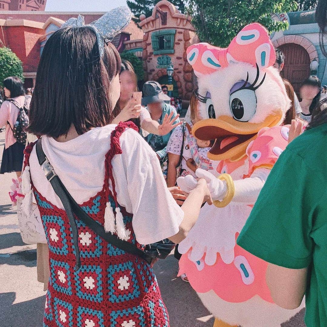 sayocoのインスタグラム：「I’m very happy to see Daisy🌼💜 ・ 緊張で固まっている私。(涙目) ・ ・ #ディズニーランド#デイジーダック#キャラクターグリーティング#トゥーンタウン」