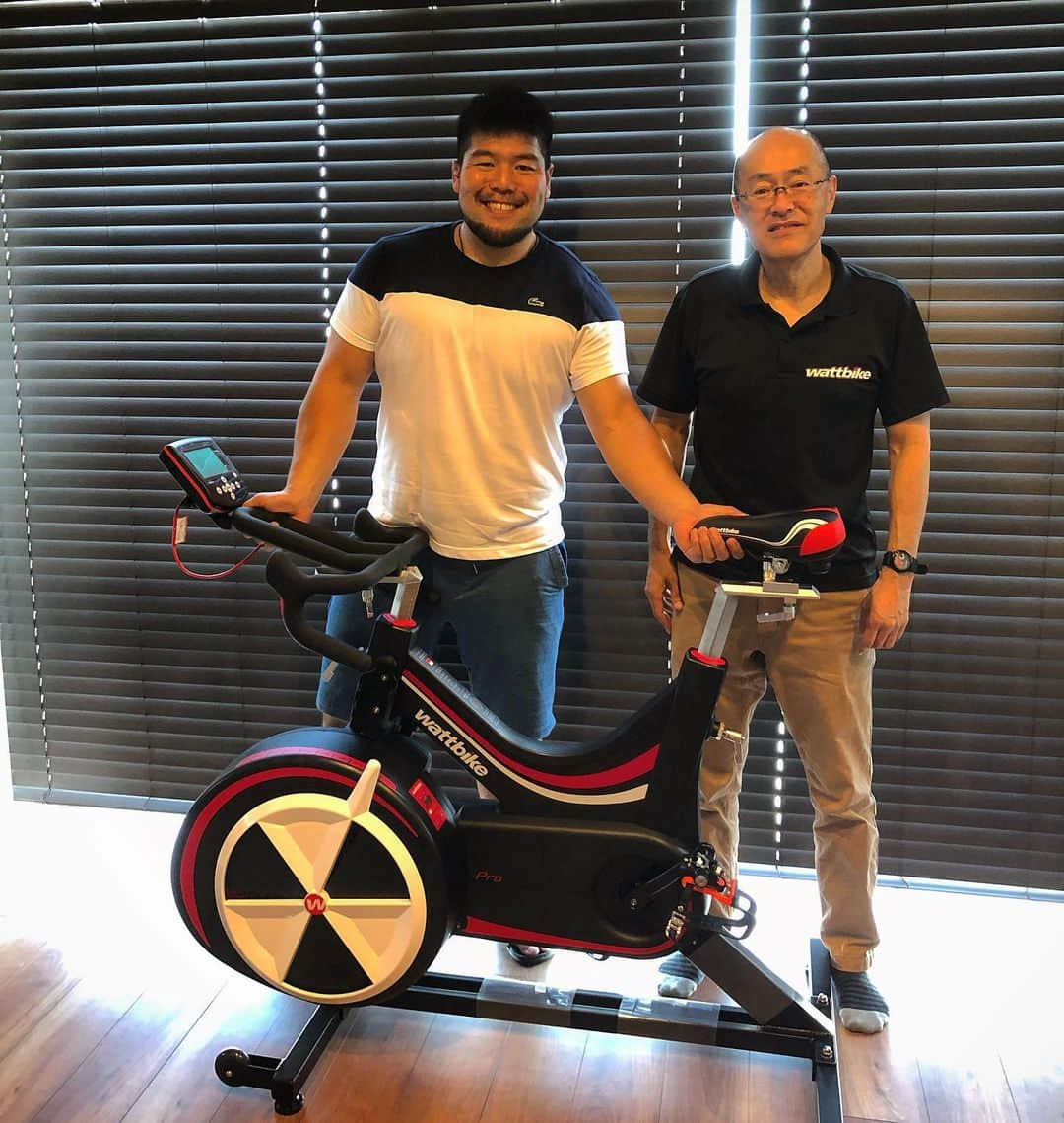 畠山健介さんのインスタグラム写真 - (畠山健介Instagram)「6月4日、ついに！ 我が家にも #wattbike が来ました🚴‍♂️ 2013年頃からラグビー日本代表で導入され、その後トップリーグのチームを中心に広まったトレーニング用バイク！僕が #SPEDS で死にかけながらやってるのもこのwattbaikeです💦笑 これで僕も逃げ場がなくなりました、、、明日から頑張ります🚴‍♂️💦苦笑 ちなみに自宅にwattbaikeを設置した最初の日本人ラグビー選手だそうですw誇りです！(←違うそうです💦w)  #ラグビー #rugby #wattbike #ワットバイク #日本サイクス有限会社 #1台 #34万円 #逃げ場なし #明日から我が家が地獄  #必死に漕いでも1mmも進まない #HardTraining #HardWork  #NoLimits #SkytheLimits」6月4日 19時50分 - hatake03