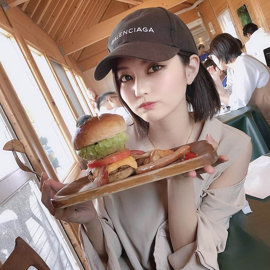 林ゆめさんのインスタグラム写真 - (林ゆめInstagram)「FURANO💜﻿﻿ ﻿﻿ 食べようとした直前に撮ってくれたからフォークにポテトが刺さってる。笑﻿﻿ ﻿ やっぱり地元って落ち着くなあ〜﻿ 次帰れるのは友達の結婚式🙆‍♀️﻿ 友達にもたくさん会えるし楽しみ❤️﻿ ﻿﻿ #富良野バーガー #富良野 #ハンバーガー」6月4日 20時00分 - ___yuume.18