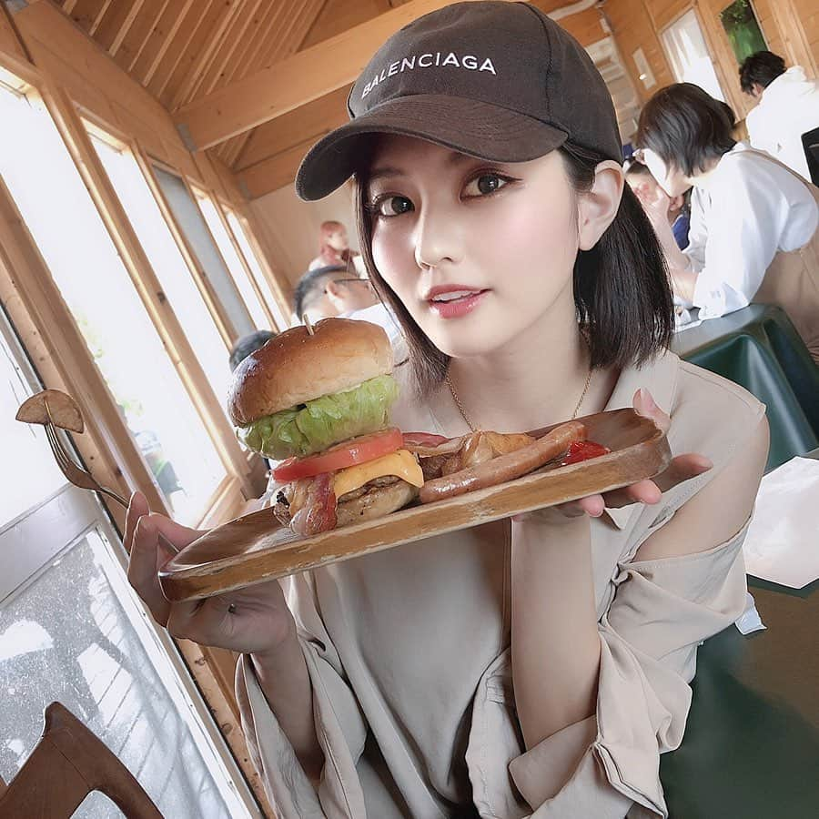 林ゆめさんのインスタグラム写真 - (林ゆめInstagram)「FURANO💜﻿﻿ ﻿﻿ 食べようとした直前に撮ってくれたからフォークにポテトが刺さってる。笑﻿﻿ ﻿ やっぱり地元って落ち着くなあ〜﻿ 次帰れるのは友達の結婚式🙆‍♀️﻿ 友達にもたくさん会えるし楽しみ❤️﻿ ﻿﻿ #富良野バーガー #富良野 #ハンバーガー」6月4日 20時00分 - ___yuume.18