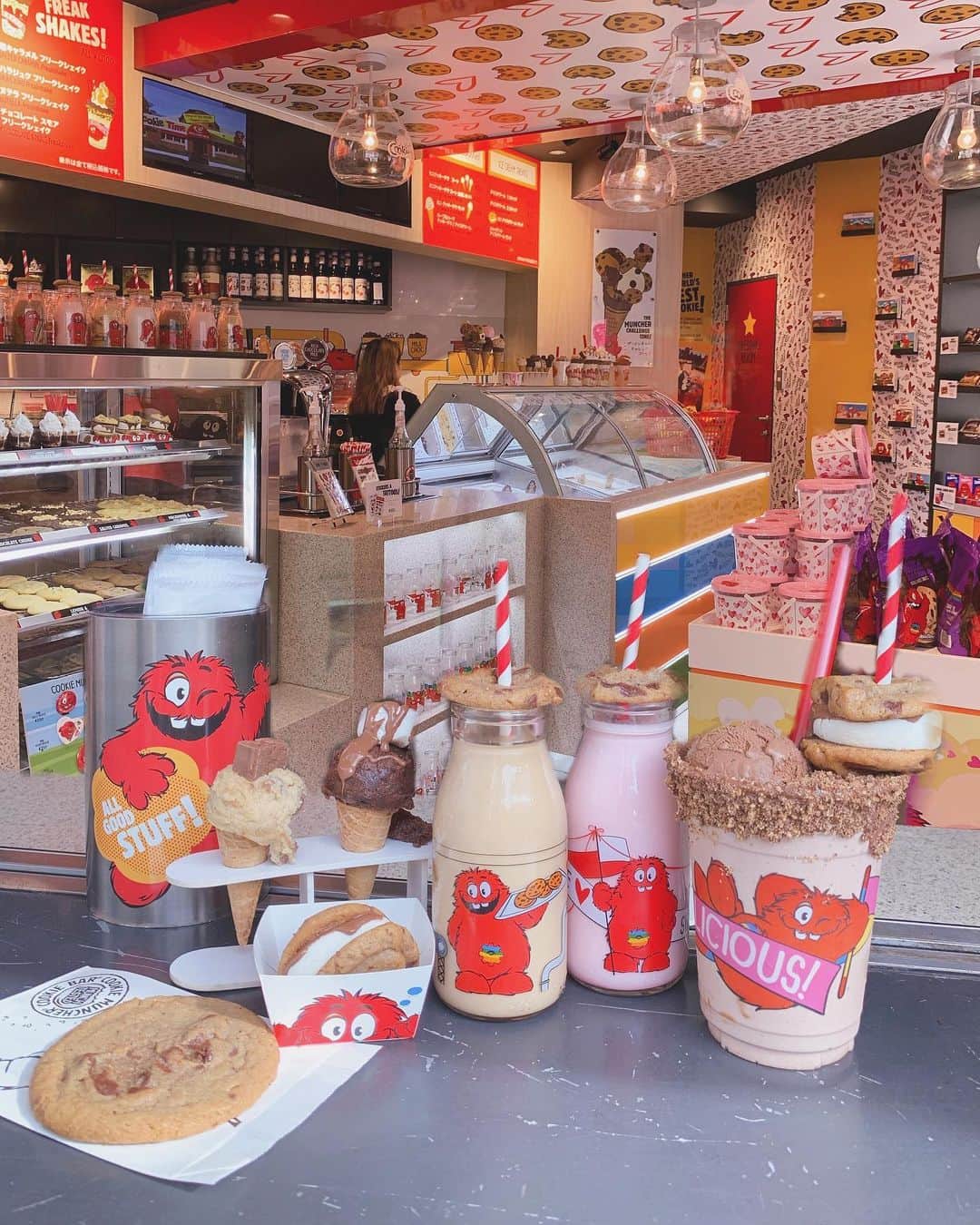 maari watanabe(まありん)さんのインスタグラム写真 - (maari watanabe(まありん)Instagram)「.*⑅︎୨୧┈︎┈︎┈︎┈︎┈︎┈︎┈┈︎┈︎┈︎┈︎┈︎୨୧⑅︎* .  ㅤㅤㅤㅤ 📍東京 原宿 Cookie time  Cookie Bar Harajuku ㅤㅤㅤ 店員さんのほとんどが外国人さんで、居るだけで海外気分が楽しめます🧡 今回はご招待で人気メニューを頂きました💗✨ ここのクッキーは柔らかくてしっとりしてて本当に美味しい〜🍪 ミニアイス風の生クッキーは卵不使用とゆう始めて食べる感覚のお味でした🥺 ドリンクのグラスはお土産でもらえました💗✨ 夏はチョコミントシェイクが一番人気なんだって！ 人の絶えない人気店です♥︎︎∗︎*ﾟ ㅤㅤㅤㅤㅤㅤㅤㅤㅤㅤ 原宿駅から徒歩5分以内です❤︎ .*⑅︎୨୧┈︎┈︎┈︎┈︎┈︎┈︎┈┈︎┈︎┈︎┈︎┈︎୨୧⑅︎* .  #原宿カフェ#渋谷カフェ#表参道カフェ#青山カフェ#原宿スイーツ#インスタ映えスイーツ#フォトジェニックスイーツ#フォトスポット#cookietime#まありんカフェ巡り#tokyocafe」6月4日 19時52分 - manyo_wt