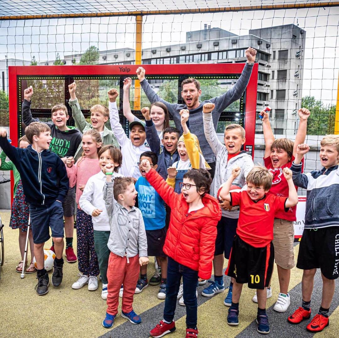 ヤン・フェルトンゲンのインスタグラム：「Enorm trots op de opening van de eerste playground in een ziekenhuis, het Koningin Mathilde Ziekenhuis in Antwerpen!! De playground zal gebruikt worden door dokters bij het revalidatieproces van de kinderen! Dank je wel aan de UZA Foundation en iedereen die dit mee mogelijk heeft gemaakt!! ❤️ /// So proud to have opened our first playground in a hospital, the Queen Mathilde Childrens hospital in Antwerp. The playground will be used by doctors in the recovery programs of the children. Thank you to the UZA foundation and all our partners for helping us make this possible! ❤️ #iederkindisbijzonder」