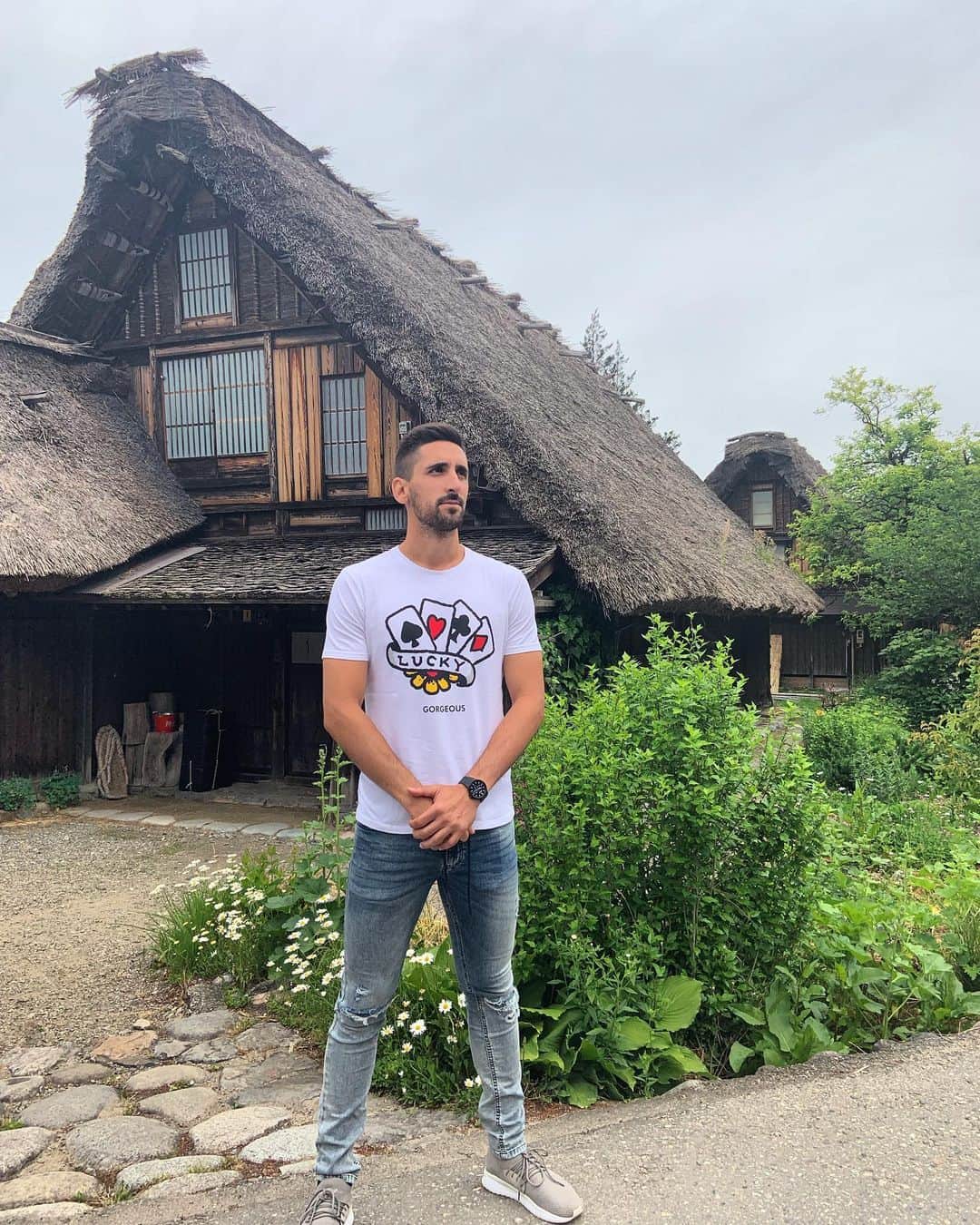 オイエル・オラサバル・パレデスのインスタグラム：「Gorgeous in Japan! @gorgeous__store #shirakawago #japan」