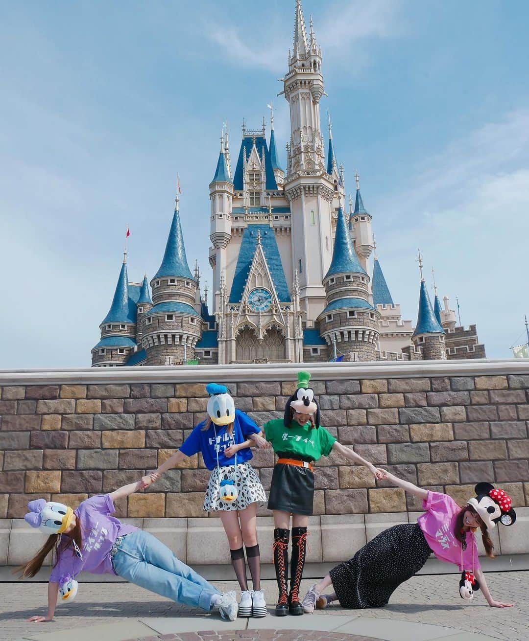 黒坂優香子さんのインスタグラム写真 - (黒坂優香子Instagram)「🏰🌈💗✨ ・ ・ ・ メンバーとなおきゃんからお誕生日ディズニーのプレゼント😭💗 ・ ・ 毎年お誕生日ディズニーできて すごく嬉しいなぁ☺️✨💗 ・ ・ ザ！ディズニー！ お揃い！いぇい！みたいなのが着たいっって言ったらみんなで着てくれたよ😭 嬉しい😢✨ ・ ・ マネージャーの山中ちゃんも駆けつけてくれた！😂🙏💗 ・ ・ 夜はお仕事あったので朝から！ みんなありがとう😭❤️✨ ・ ・ 写真たくさんあるのでアップします❤️ ・ ・」6月4日 19時57分 - yukakokurosaka0606