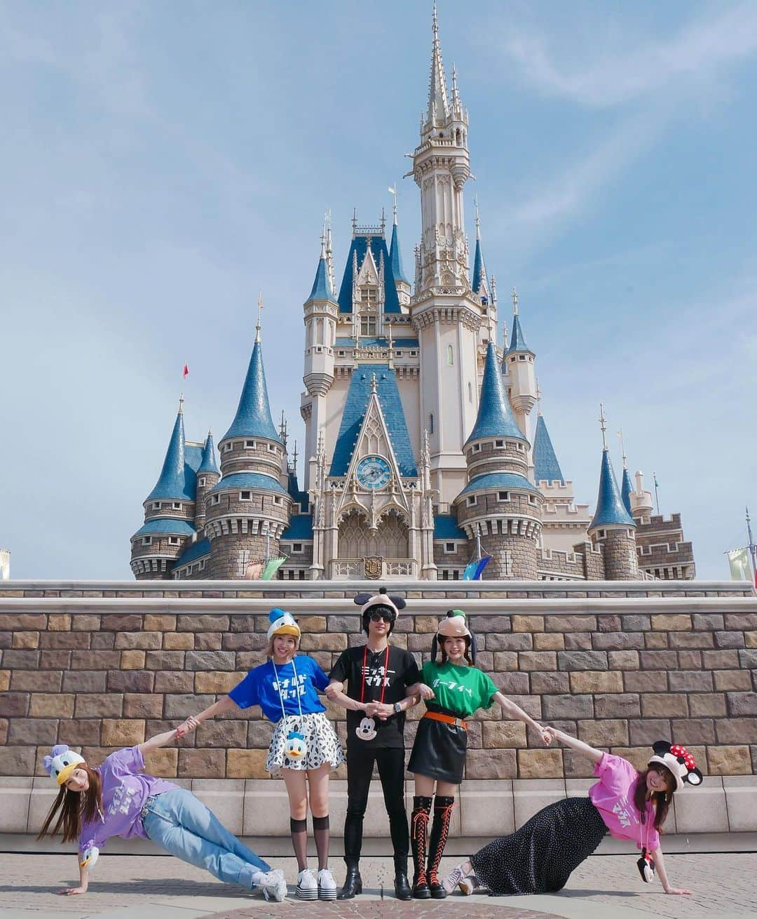 黒坂優香子さんのインスタグラム写真 - (黒坂優香子Instagram)「🏰🌈💗✨ ・ ・ ・ メンバーとなおきゃんからお誕生日ディズニーのプレゼント😭💗 ・ ・ 毎年お誕生日ディズニーできて すごく嬉しいなぁ☺️✨💗 ・ ・ ザ！ディズニー！ お揃い！いぇい！みたいなのが着たいっって言ったらみんなで着てくれたよ😭 嬉しい😢✨ ・ ・ マネージャーの山中ちゃんも駆けつけてくれた！😂🙏💗 ・ ・ 夜はお仕事あったので朝から！ みんなありがとう😭❤️✨ ・ ・ 写真たくさんあるのでアップします❤️ ・ ・」6月4日 19時57分 - yukakokurosaka0606