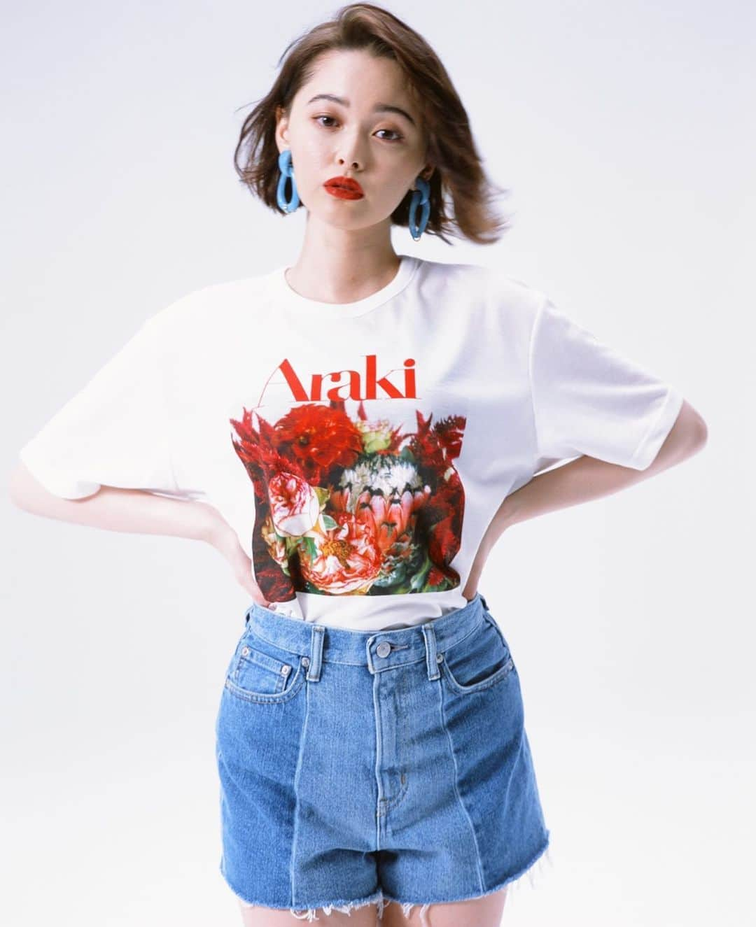 スライさんのインスタグラム写真 - (スライInstagram)「NOBUYOSHI ARAKI×SLY SLY TOKYO 2019 JUNE ——————————————————— 発売中 ☑︎FLOWER PHOTO T/SH (030CSA01-6800) WHT,L/GRN ¥4,990+tax ㅤㅤㅤㅤㅤㅤㅤㅤㅤㅤㅤㅤㅤ 日本を代表する現代美術家・写真家であるアラーキーこと荒木経惟氏とのコラボレーションアイテムを発売中。 ㅤㅤㅤㅤㅤㅤㅤㅤㅤㅤㅤㅤㅤ ——————————————————— 6/1(SAT)〜6/14(FRI) 代官山蔦屋書店 POP UP STORE コラボレーションアイテムのほか、フォトジンでモデルが着用した一部の洋服やアクセサリーを期間限定で発売。 ——————————————————— #SLY #SLYTOKYO #荒木経惟 #アラーキー」6月4日 19時58分 - sly_official