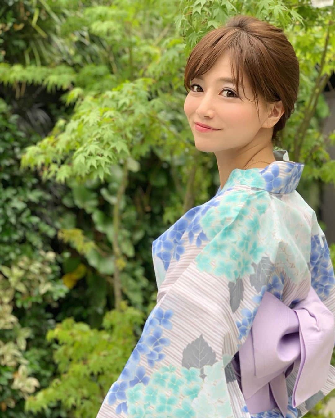 石井里奈さんのインスタグラム写真 - (石井里奈Instagram)「こんばんは😊✨🍉 . 昨夜に引き続き今夜も浴衣編👘✨ . 今回どんな浴衣にしようかとっても悩んだの🥺✨女子は絶対悩むよね？🥺 . 去年のに似てるかなぁ？とか色が派手かなぁ？とか色々考えちゃう🤔‼️🌈 . 今回は6月だったし大好きな紫陽花で選んで可愛い浴衣でよかったけど、これから花火大会もあるしお祭りもあるし、今度はどんな浴衣着よう〜🥺！？って今から悩んでます🤣笑 . どんな浴衣が似合いそうか、あるいは着て欲しいか意見くださいっ🥺🙏✨ . あとね、浅草にすごいインスタ映えスポットがあったの🥺✨有名なメロンパン屋さんの近く🍈（5枚目〜みてね） . 今日もお疲れ様でした❤️ . #浴衣 #yukata #浴衣ヘアアレンジ #浴衣ヘア #浅草 #asakusa #紫陽花 #あじさい #6月 #梅雨 #水色 #flower #ヘアアレンジ #ショートヘアアレンジ #和服 #dita_official #ditayukata #花火大会 #お祭り #浴衣デート #june #japanesefashion #japanese #japanesegirl #japantrip #visitjapan #浴衣コーディネート #浴衣コーデ #令和」6月4日 20時02分 - ri7tin1025