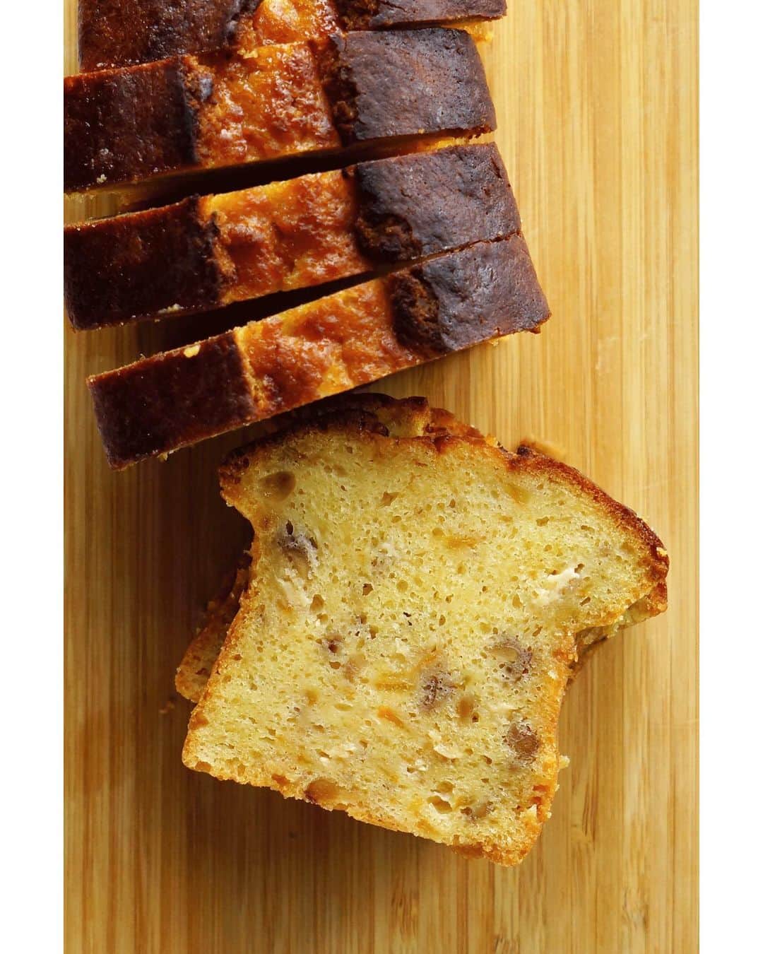 Ryoko Yunokiのインスタグラム：「+ + + Yuzu marmalade, white chocolate and walnuts cake😋 + + + #mybakingroutine #poundcake #柚子ジャムホワイトチョコレート胡桃のパウンドケーキ」