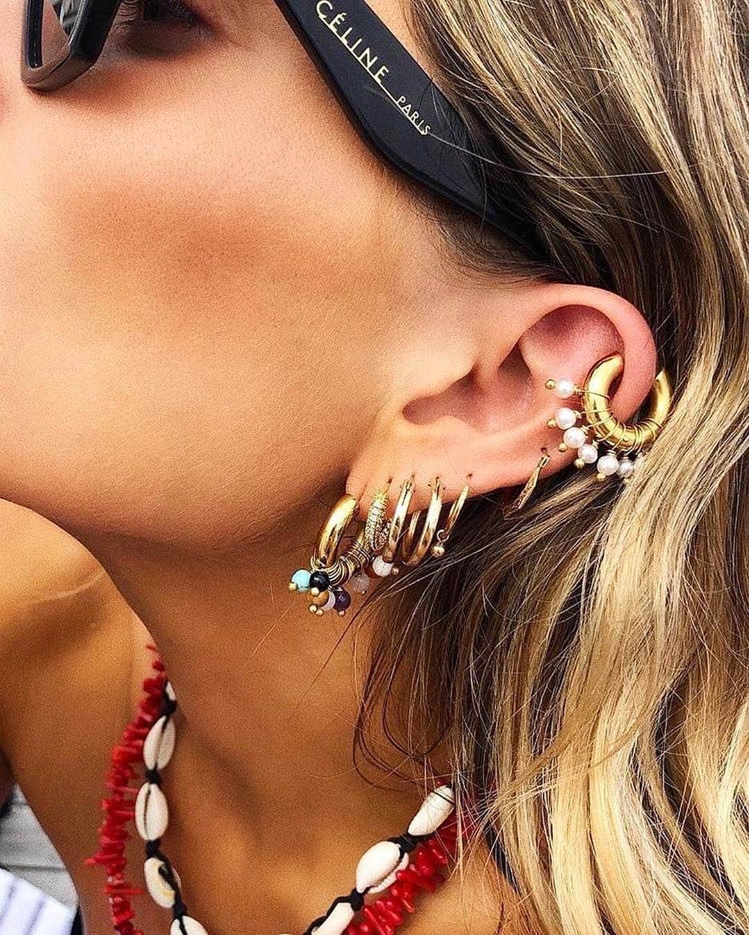 Blonde Saladさんのインスタグラム写真 - (Blonde SaladInstagram)「From Nineties golden hoops, we’re now at mini size hoop earrings with charms, crystals and lots of color! 🌟 Discover our favorites on our web magazine? Which is your fav??? @whowhatwear #hoops #hoopearrings」6月4日 20時04分 - theblondesalad