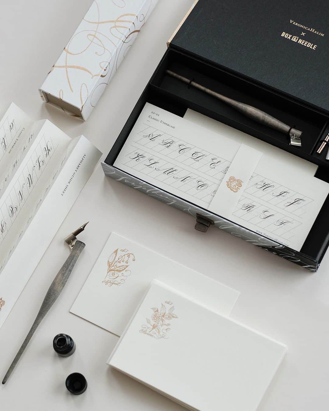Veronica Halimさんのインスタグラム写真 - (Veronica HalimInstagram)「Newly restock calligraphy kit now available at @box_and_needle online shop and Futakotamagawa / Kyoto —  #Repost @box_and_needle ・・・ 【カリグラフィーキット✒︎】 ・ インドネシアのカリグラファー ヴェロニカハリムさん @truffypi とコラボレーションで誕生した特別なカリグラフィーキットです。 ・  カリグラフィーを学んでみたいけど、道具選びに迷われている方。すでに学ばれていて、こだわりの道具でさらに楽しみたい方。 ・  ペン軸やインク、ペン先はヴェロニカさんの愛用品からセレクトしたアイテムが入っています。ぜひ、この機会に特別なセットを手に入れてください。 ・  プロフィールのリンクからOn line shopへ。 また二子玉川店でも、お買い求めいただけます。 ・ ・ #カリグラフィー  #ヴェロニカハリム #boxandneedle#二子玉川#友禅紙専門#手刷り#インク #ペン先#ペン##truffypi #vhcalligraphy #calligraphykit #カリグラフィー #カリグラフィーキット #カリグラフィーペン #カリグラファ #カリグラフィースタイリング」6月4日 20時05分 - truffypi