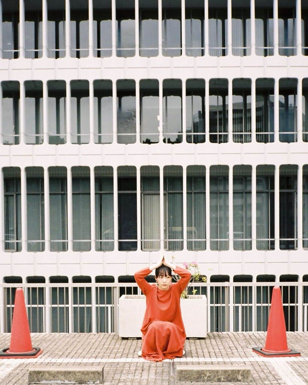 真山朔のインスタグラム：「🚨擬態🚨 📸笑子ちゃん」