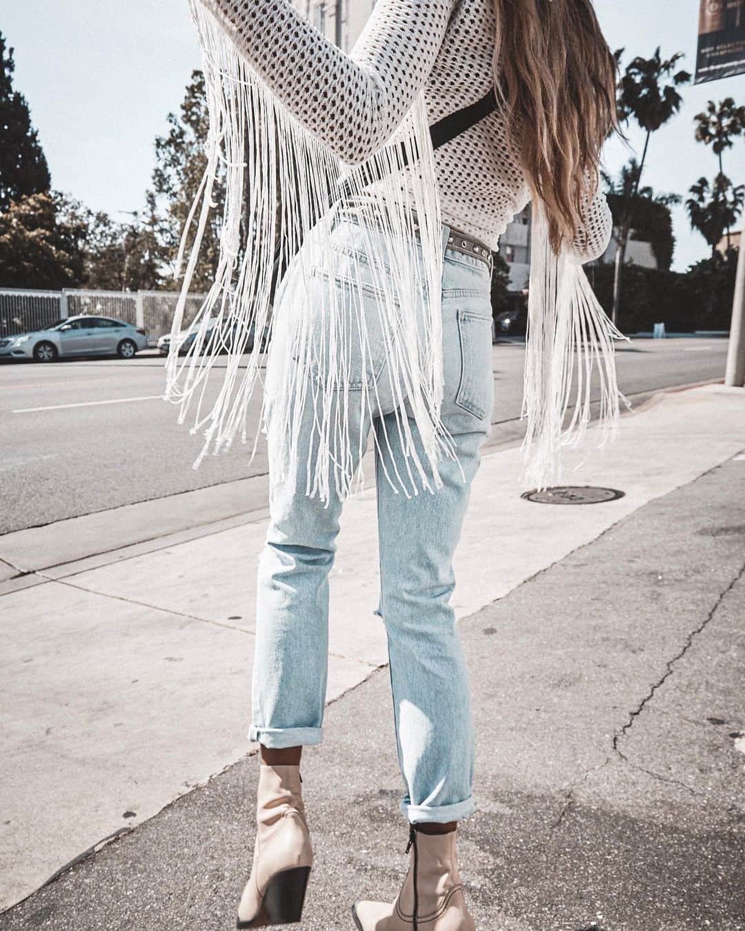 ルー・ティーズデールのインスタグラム：「Revolve details ☁️ Jeans - @grlfrnd_denim ☁️ Top - @houseofharlow1960 ☁️」