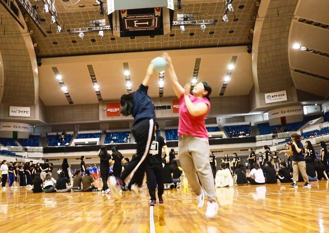 新大阪歯科衛生士専門学校【公式】さんのインスタグラム写真 - (新大阪歯科衛生士専門学校【公式】Instagram)「スポーツ大会🤾‍♀️＆ BBQ🍖 . 姉妹校の新大阪歯科技工士専門学校と スポーツ大会＆BBQを開催🏐✨ . 白熱した試合が目白押しでしたよ🤩 . . #新大阪歯科衛生士専門学校 #sdhc #歯科衛生士 #スポーツ大会 #ドッジボール #sport #バーベキュー #BBQ #enjoy #smile #仲間 #friend #友達 #happy #学校  #school #夢 #dream #専門学校 #girl #bff #likeforlike #like4like #instagood #instalike #fun #love #dental #dentalhygienist  #dentalhygiene」6月4日 20時07分 - sdhc1115