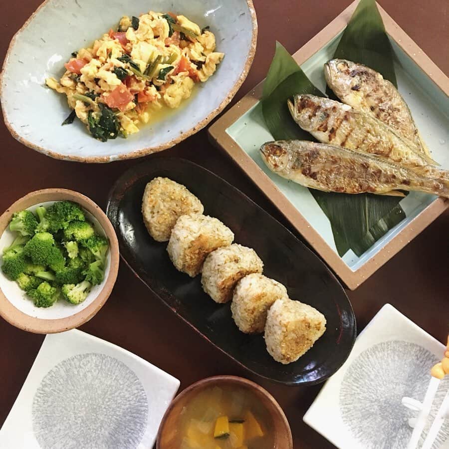 のインスタグラム：「#かーちゃんと息子のふたりごはん  #イシモチ、#焼きおにぎり、#トマトと卵の炒め物、#かぼちゃの味噌汁、#ブロッコリー  韓国でよく目にする焼き魚、チョギ(イシモチ)。 3匹全て息子が完食しました...。 かーちゃん、骨の間のカスをしゃぶって終わりました😭 #엄마와아들식단 #조기 #야끼오니기리 #토마토계란볶음 #단호박된장국 #브로콜리  아들이 조기 3마리를 혼자 다 먹었네요...😅 . . #집밥 #저녁메뉴 #일본가정식 #리나스테이블 #おうちごはん #晩ごはん #食育 #RinasTable #RinasSpoon #homecooking #」
