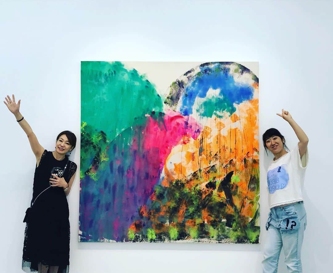 田中杏子さんのインスタグラム写真 - (田中杏子Instagram)「大宮エリーちゃんの「peace within you（あなたの中にある平和） 」展 at 小山登美夫ギャラリーに行ってきたよ〜❣️❣️❣️ この2枚は瀬戸内の海、次の白い箱は、Numero TOKYOの連載アイデアボックスで、数年前に依頼した時の作品。エリーちゃんも覚えてなかった😆。嬉しいなー💕  おめでとうー！  展覧会は6月15日まで 11:00〜19:00  日月祝はお休み ELLIE OMIYA “ Peace within you”  #akotanaka #大宮エリー #ellieomiya  #小山登美夫ギャラリー  #tomiokoyamagallery」6月4日 20時12分 - akoakotanaka