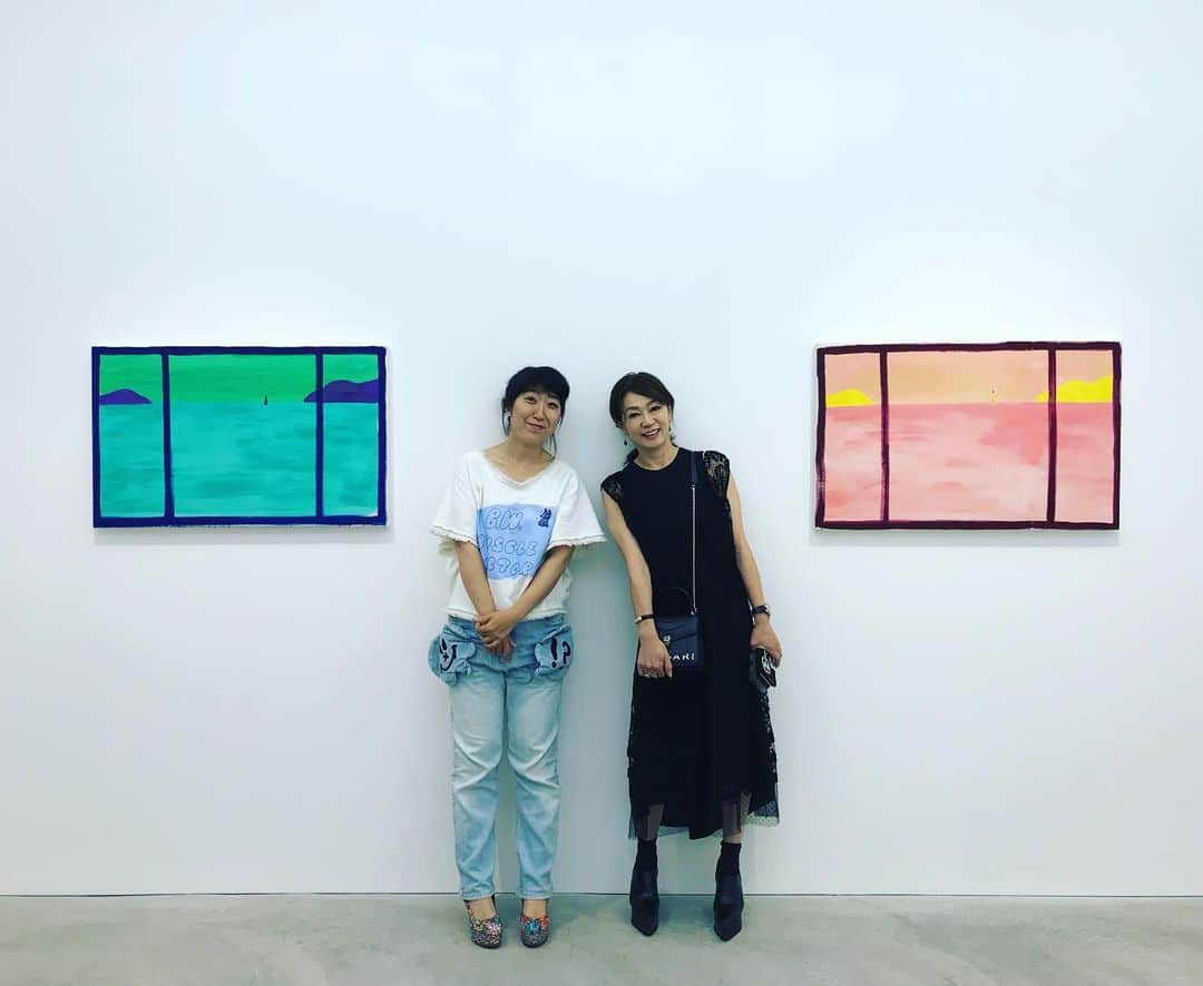 田中杏子さんのインスタグラム写真 - (田中杏子Instagram)「大宮エリーちゃんの「peace within you（あなたの中にある平和） 」展 at 小山登美夫ギャラリーに行ってきたよ〜❣️❣️❣️ この2枚は瀬戸内の海、次の白い箱は、Numero TOKYOの連載アイデアボックスで、数年前に依頼した時の作品。エリーちゃんも覚えてなかった😆。嬉しいなー💕  おめでとうー！  展覧会は6月15日まで 11:00〜19:00  日月祝はお休み ELLIE OMIYA “ Peace within you”  #akotanaka #大宮エリー #ellieomiya  #小山登美夫ギャラリー  #tomiokoyamagallery」6月4日 20時12分 - akoakotanaka