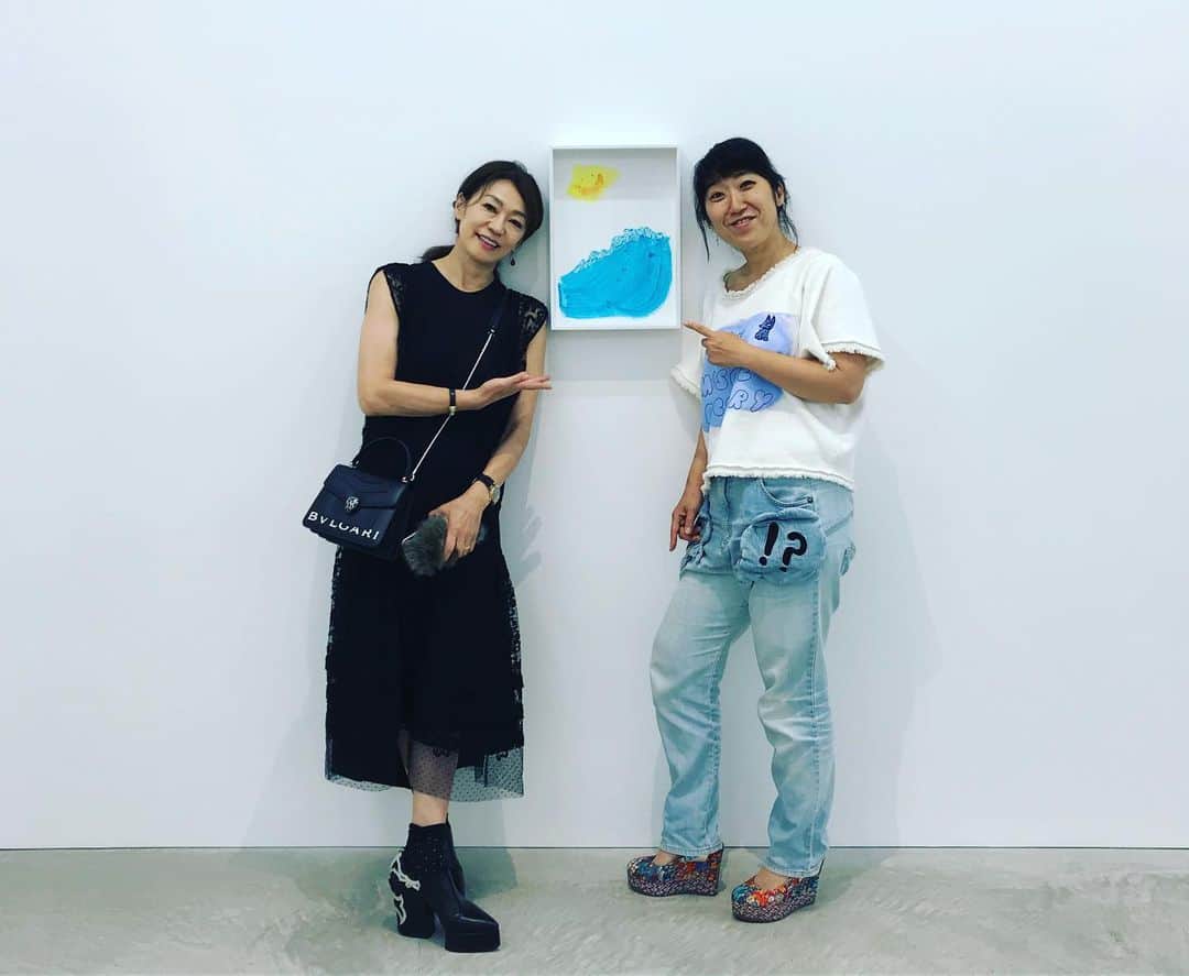 田中杏子さんのインスタグラム写真 - (田中杏子Instagram)「大宮エリーちゃんの「peace within you（あなたの中にある平和） 」展 at 小山登美夫ギャラリーに行ってきたよ〜❣️❣️❣️ この2枚は瀬戸内の海、次の白い箱は、Numero TOKYOの連載アイデアボックスで、数年前に依頼した時の作品。エリーちゃんも覚えてなかった😆。嬉しいなー💕  おめでとうー！  展覧会は6月15日まで 11:00〜19:00  日月祝はお休み ELLIE OMIYA “ Peace within you”  #akotanaka #大宮エリー #ellieomiya  #小山登美夫ギャラリー  #tomiokoyamagallery」6月4日 20時12分 - akoakotanaka