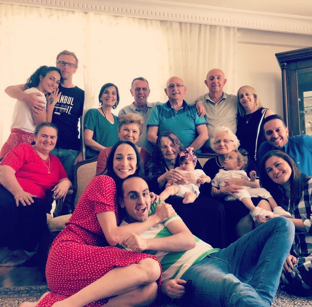 ギョズデ・ソンスルマのインスタグラム：「Bize her gün bayram🎊🎉🧿💙#iyibayramlar🍬🍭」