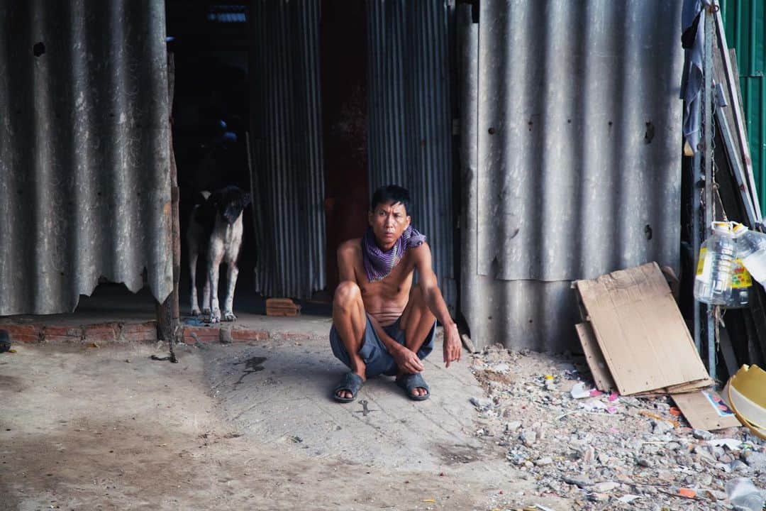 Shunsuke Miyatakeのインスタグラム：「A man and his dog early morning at Steung Meanchey, Phnom Penh.」
