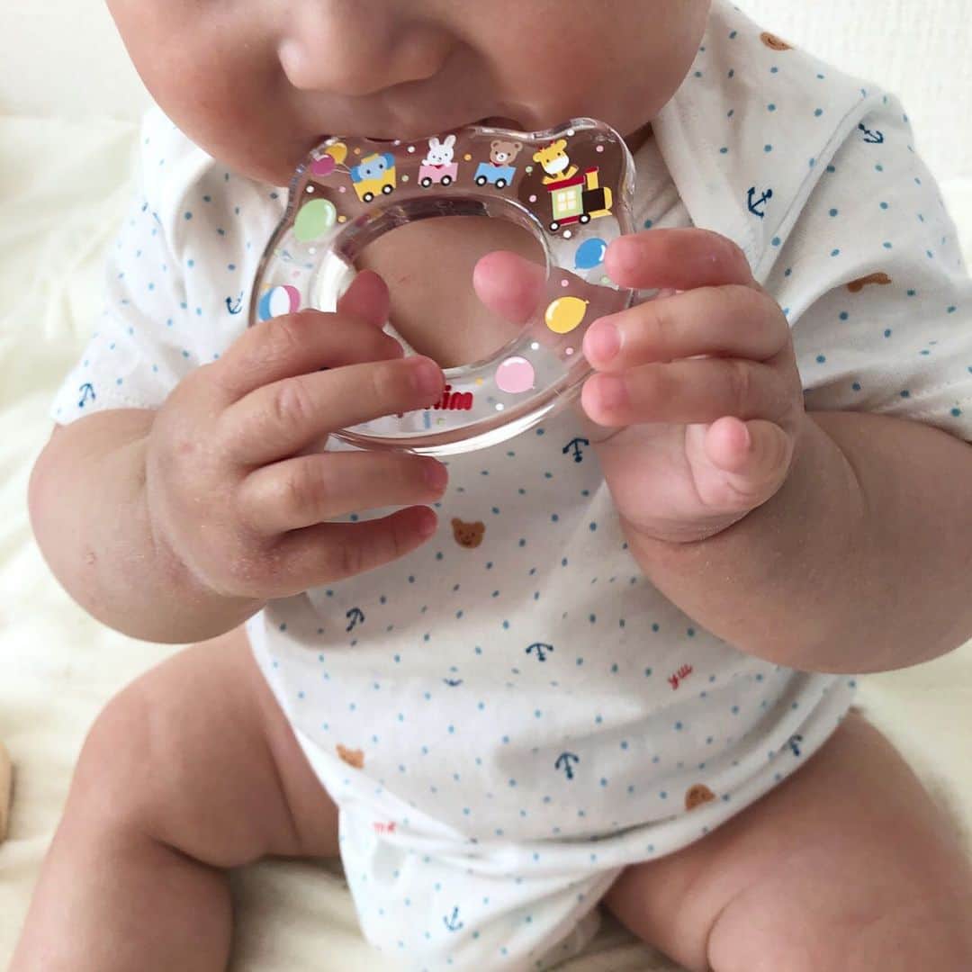MIKI HOUSE ミキハウスさんのインスタグラム写真 - (MIKI HOUSE ミキハウスInstagram)「歯が生え始める7～８ヵ月頃の赤ちゃんに、ミキハウス×HAMICOのベビー歯ブラシ。赤ちゃんのおててにフィットするサイズ感で、ブラシが喉まで届かない設計になっているので安心です。【生後8ヵ月 男の子】 #mikihouse #babyfashion #gift  #ミキハウス #子ども服 #ベビー服 #ベビー #歯ブラシ #ハミコ #ギフト #プレママ #初マタ #新米ママ #初めての #男の子ママ #赤ちゃんのいる暮らし #子どものいる暮らし」6月4日 20時20分 - mikihouse.official