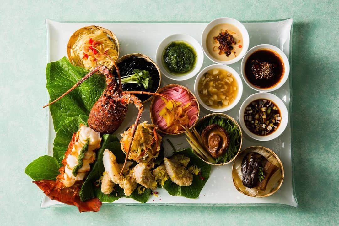 Conrad Tokyoのインスタグラム：「料理長アルバート・ツェのオリジナリティあふれる贅沢な五種類の冷麺を1プレートでご用意。窓の外に広がる東京ベイエリアの眺望とともに、料理長アルバート・ツェの世界をお楽しみください。7月1日より。 Chef Albert’s original summer noodle available at China Blue from 7/1. #コンラッド東京 #ホテル #汐留 #東京 #日本 #チャイナブルー #新橋グルメ #ランチ #中国料理 #中華 #ディナー #レストラン #夏 #冷麺 #絶景レストラン #モダンチャイニーズ #ディナー #ConradTokyo #StayInspired #Conrad #hotel #Tokyo #Japan #chinablue #dinner #chinese #lunch」