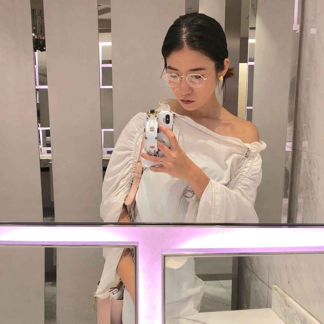azのインスタグラム：「私にとっての贅沢というのは、例えばスーパーカップをハーゲンダッツにするとか、ポケットティッシュを鼻セレブにするとか、そういうことではないのです。グレードアップ≠贅沢。﻿ お金をかければ贅沢、物に溢れたら浪費、慎ましやかな生活は美、そんなのこの時代じゃモードじゃない、でしょう？モード、それ即ち様式美。﻿ ﻿ 贅沢、じゃあなにかって？それは秘密だよ。﻿ ﻿ #伊勢丹﻿ #リサーチ﻿ #土日も仕事﻿ #生きるのが仕事﻿ #生きてるだけで宝﻿ #それ俺 #tops #ujoh #bag #charlesandkeith」