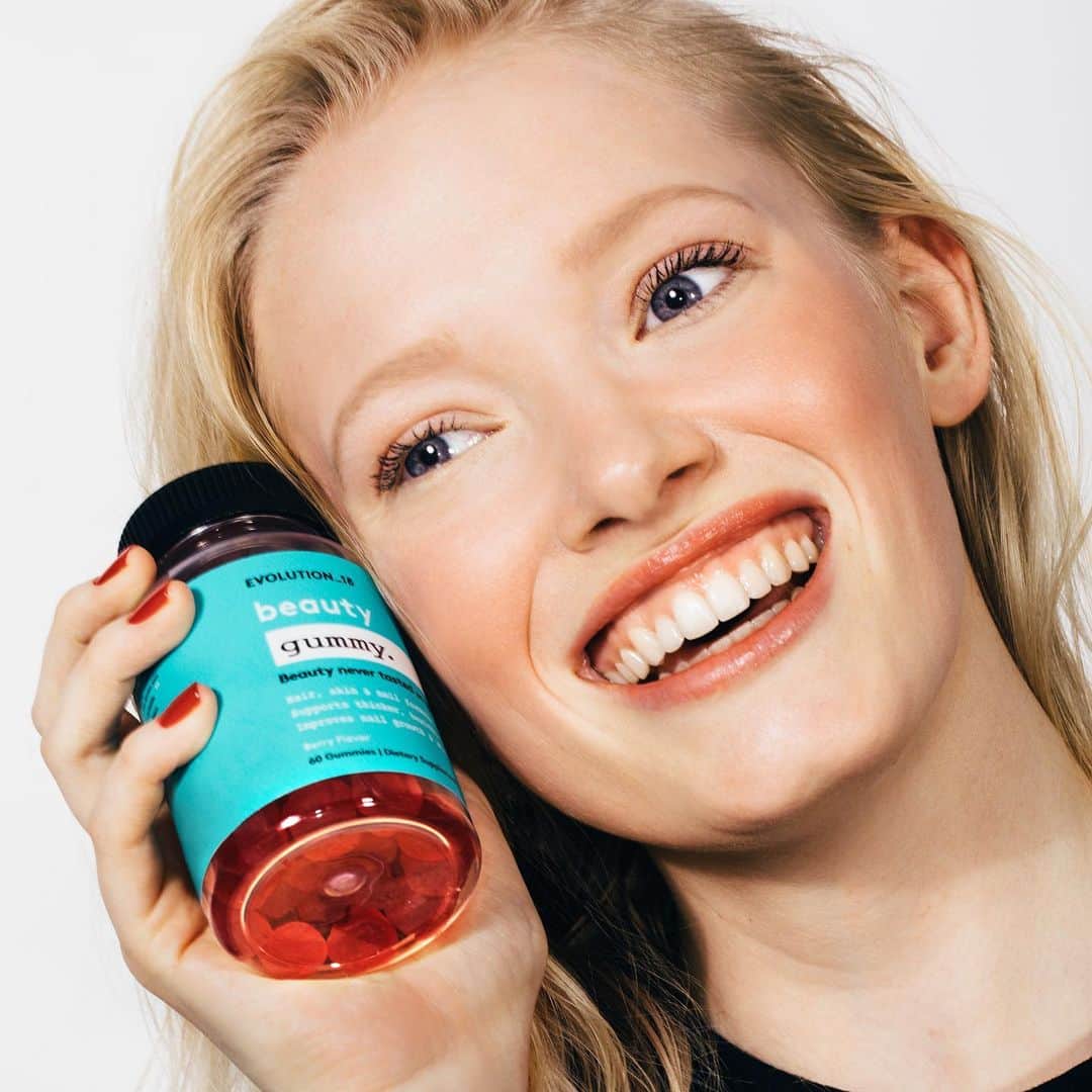 ボビー・ブラウンのインスタグラム：「News Flash!!!! Beauty Gummy back in stock at @walmart and Walmart.com. Beauty never tasted so good. #linkinbio @betsyteske @benritterphoto @evolution_18 @walmart @bbportfolio #beautyfromtheinsideout and if you want to know what and how on her makeup coming soon to justbobbi」