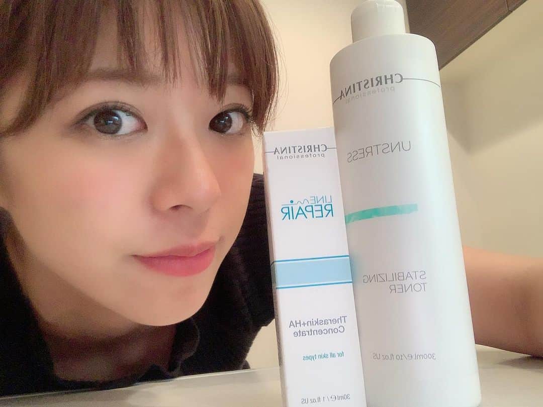わちみなみのインスタグラム：「汗をかく季節なので﻿ スキンケアを変えた〜☺︎☺︎﻿ ﻿ @zarahabeauty でフェイシャルトリートメントをしてもらって、﻿ これを買ってきた❗️﻿ ﻿ クリスティーナの拭き取り化粧水と﻿ テラスキン✨﻿ 夏バテしてしまい肌が荒れてきていたので購入🙏﻿ ﻿ 使ってまだ2日だけど、﻿ 毛穴も目立たなくなってきた✨﻿ 使い続けよう🌼  #クリスティーナ #zarahabeauty  #スキンケア」